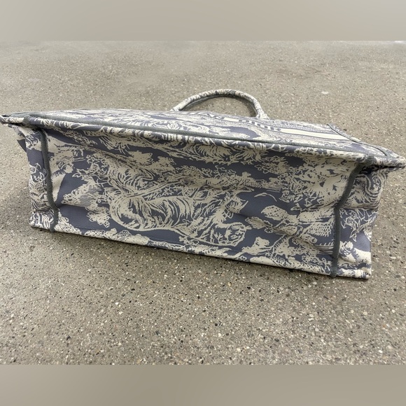 CHRISTIAN DIOR Canvas Embroidered Large Dioriviera Toile De Jouy Blue Book Tote - Picture 10 of 16